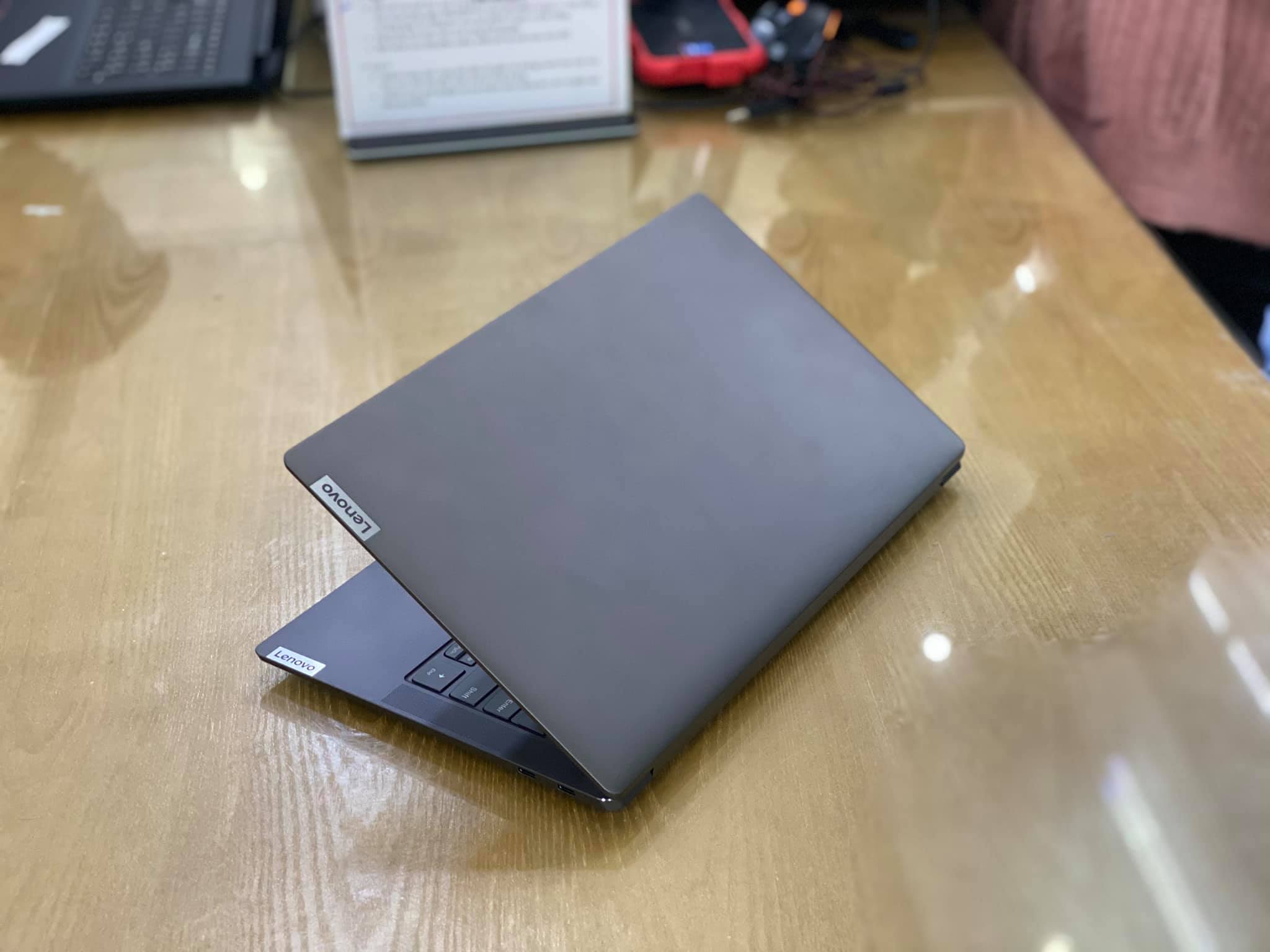 Lenovo IdeaPad S940-6.jpg
